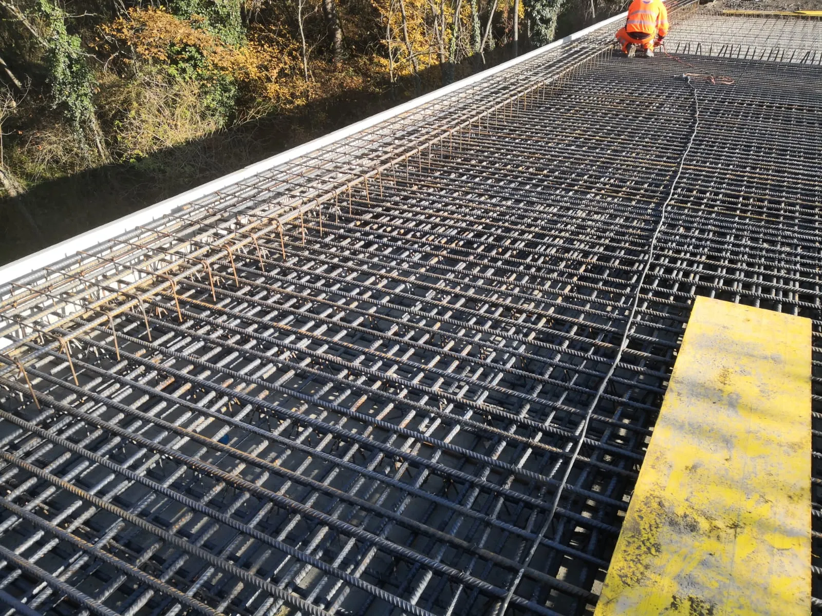 Rete di armatura su impalcato in costruzione