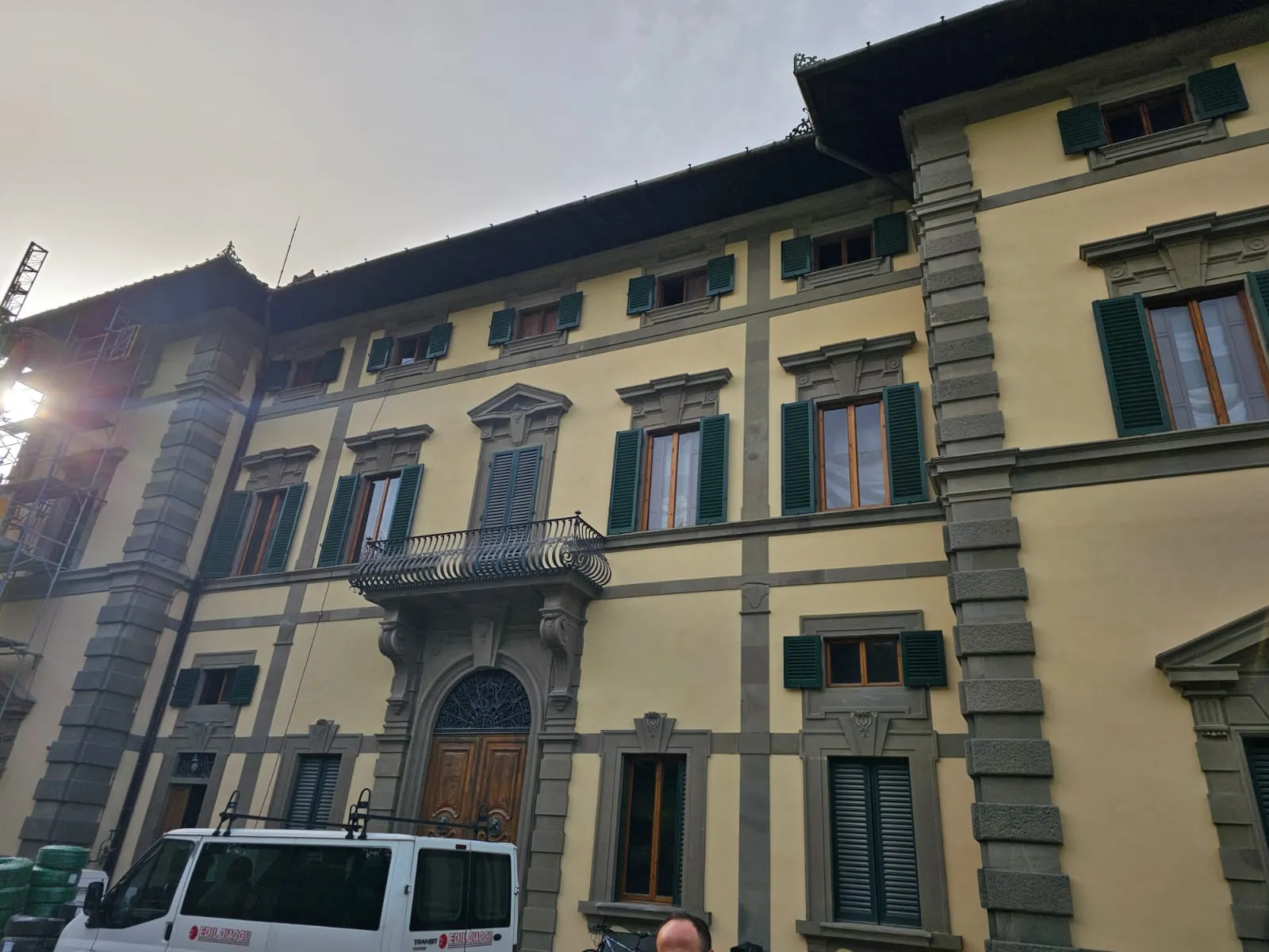 Facciata di palazzo storico in fase di restauro