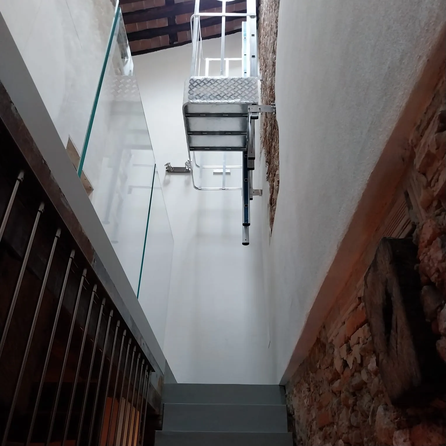 Scala con struttura in vetro e pietra a vista